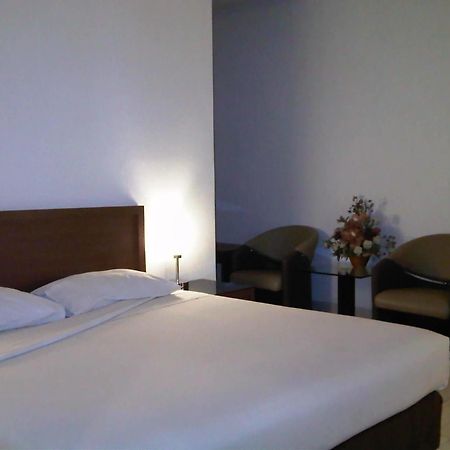 Hotel Lucky Inn Manado Ngoại thất bức ảnh