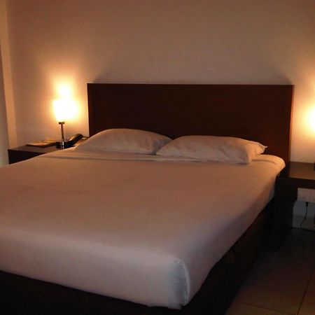 Hotel Lucky Inn Manado Ngoại thất bức ảnh