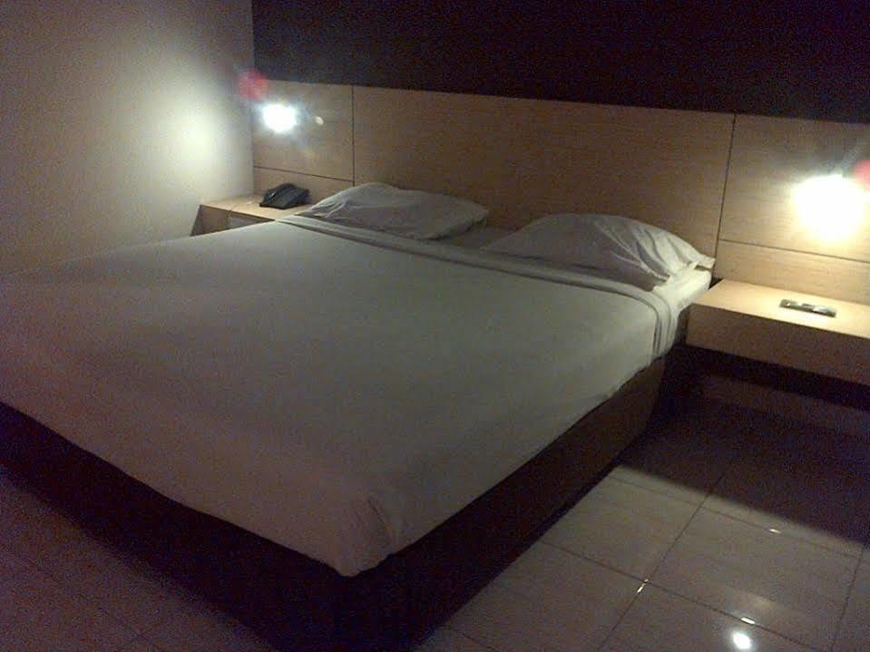 Hotel Lucky Inn Manado Ngoại thất bức ảnh